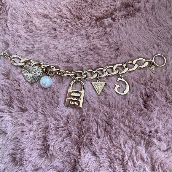 Chunky Guess Charm Bracelet - Picture 2 of 3
